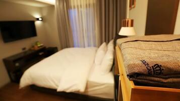 Suite | In-room safe, blackout drapes, free WiFi