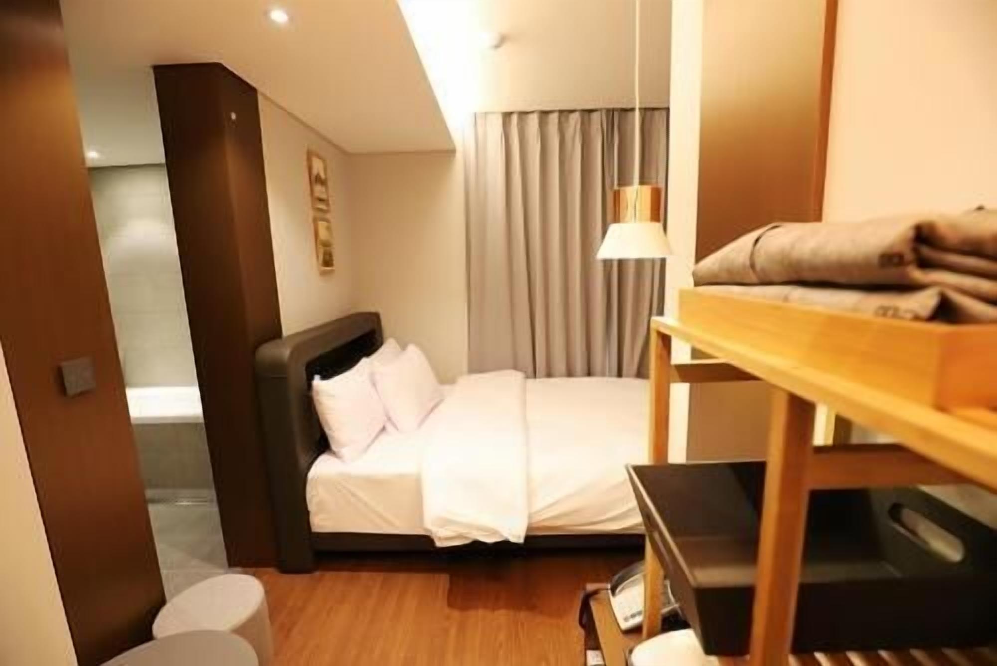 In-room safe, blackout drapes, free WiFi