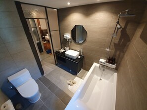 Suite | Bathroom | Free toiletries, hair dryer, bathrobes, slippers - Namyangju Bukhangang Dolce Casa Hotel (Namyangju)