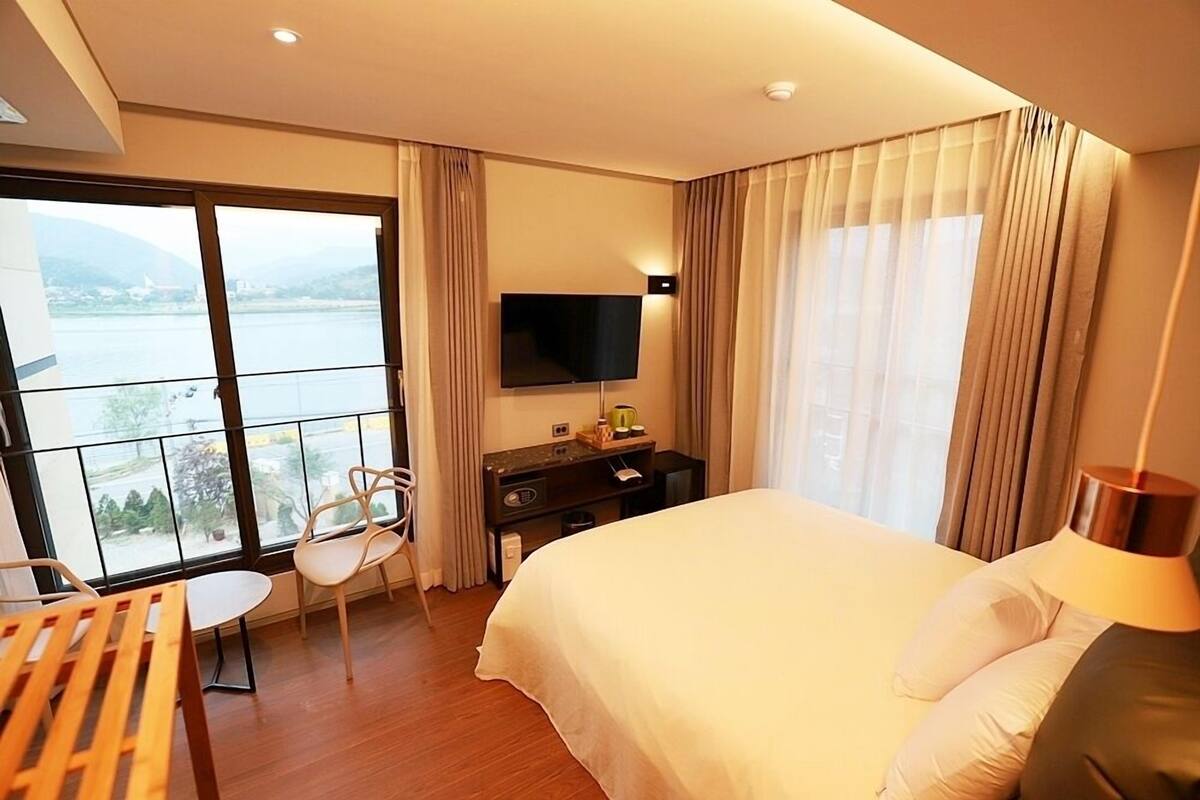 Suite, pemandangan sungai | Brankas, tirai kedap cahaya, dan Wi-Fi gratis