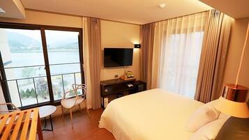 Suite, pemandangan sungai | 1 kamar tidur, brankas, tirai kedap cahaya, dan Wi-Fi gratis