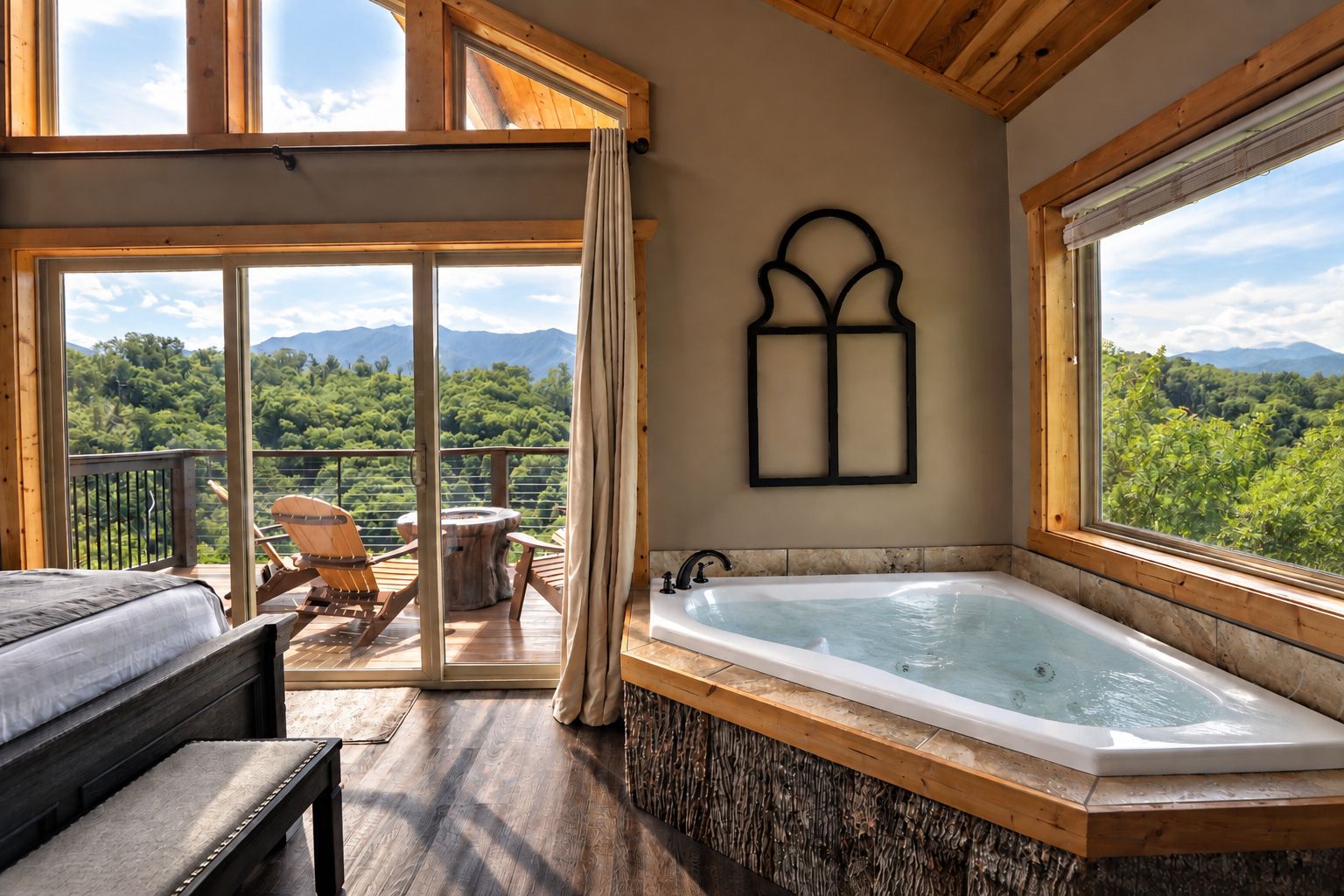 Ein Zimmer mit einer großen Badewanne, einem Balkon mit Sitzgelegenheiten und Blick auf eine bewaldete Landschaft.