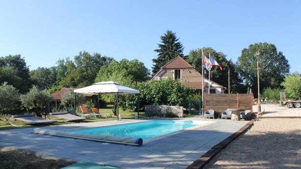 Ein Schwimmbecken mit Liegestühlen und einer Flagge.