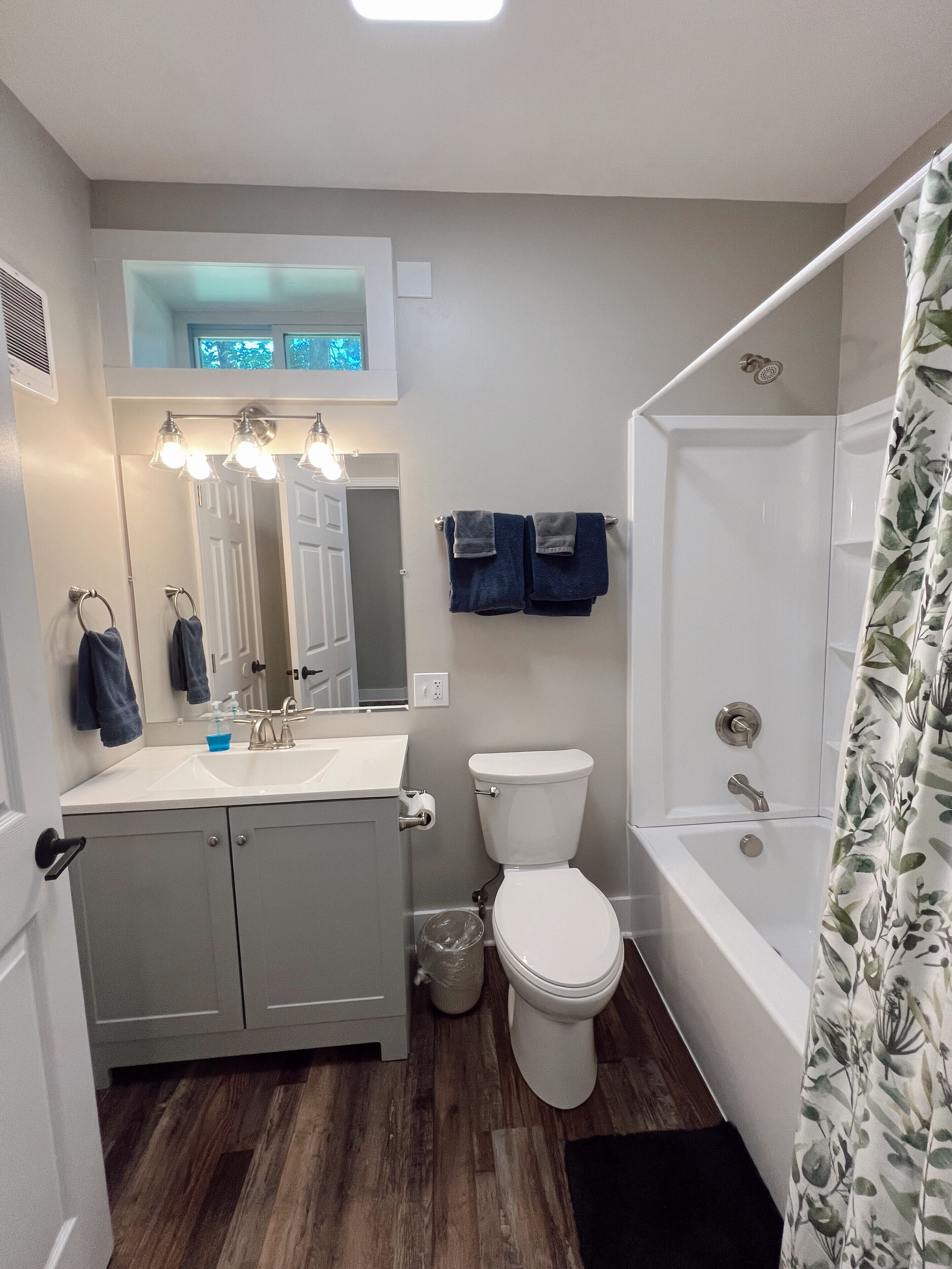 Combined shower/bathtub, towels, soap, shampoo