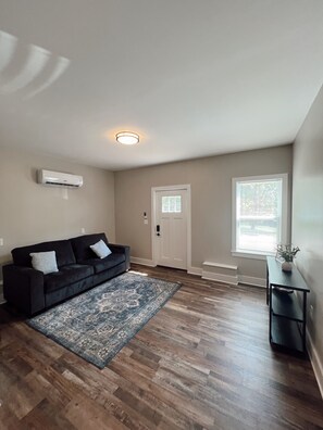 Una Smart TV, una chimenea