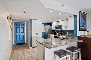 Køleskab, mikrobølgeovn, ovn, kogeplade