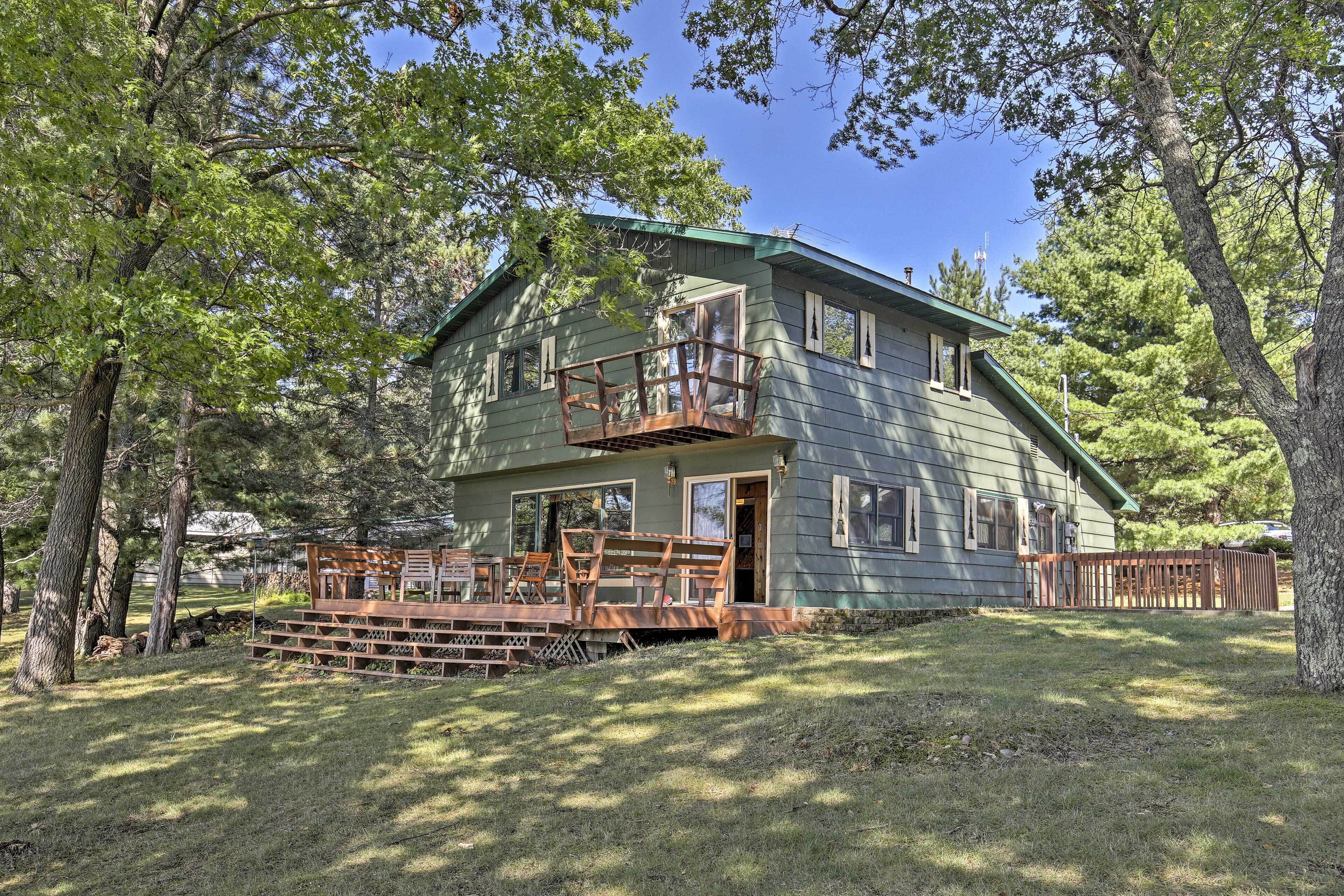 Spider Lake Cabin: Boathouse, Canoe, Deck & Sauna!