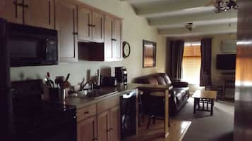 Family Suite, 2 Bedrooms, Non Smoking, River View | Private kitchen