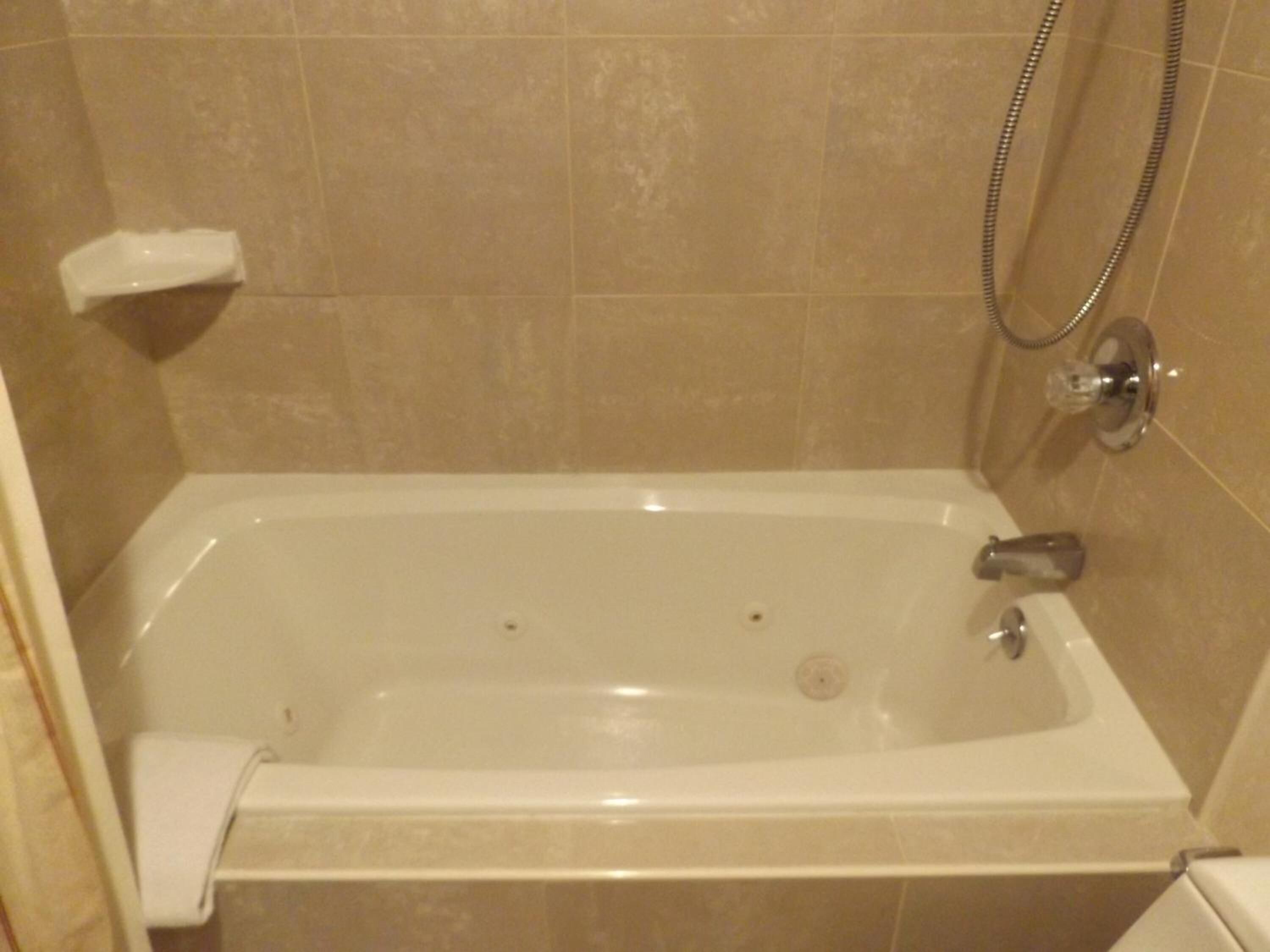 combined shower/bathtub, deep-soaking bathtub, free toiletries