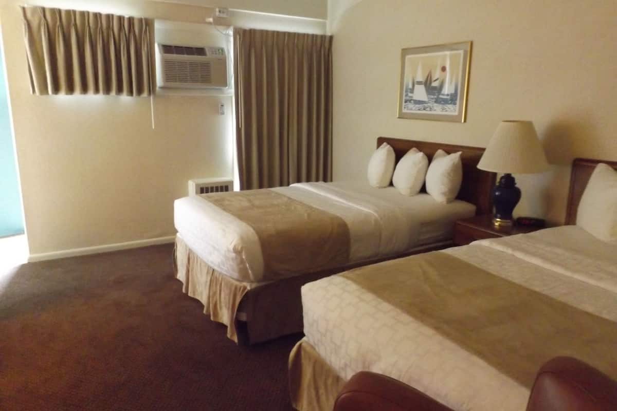 1 bedroom, premium bedding, desk, blackout curtains