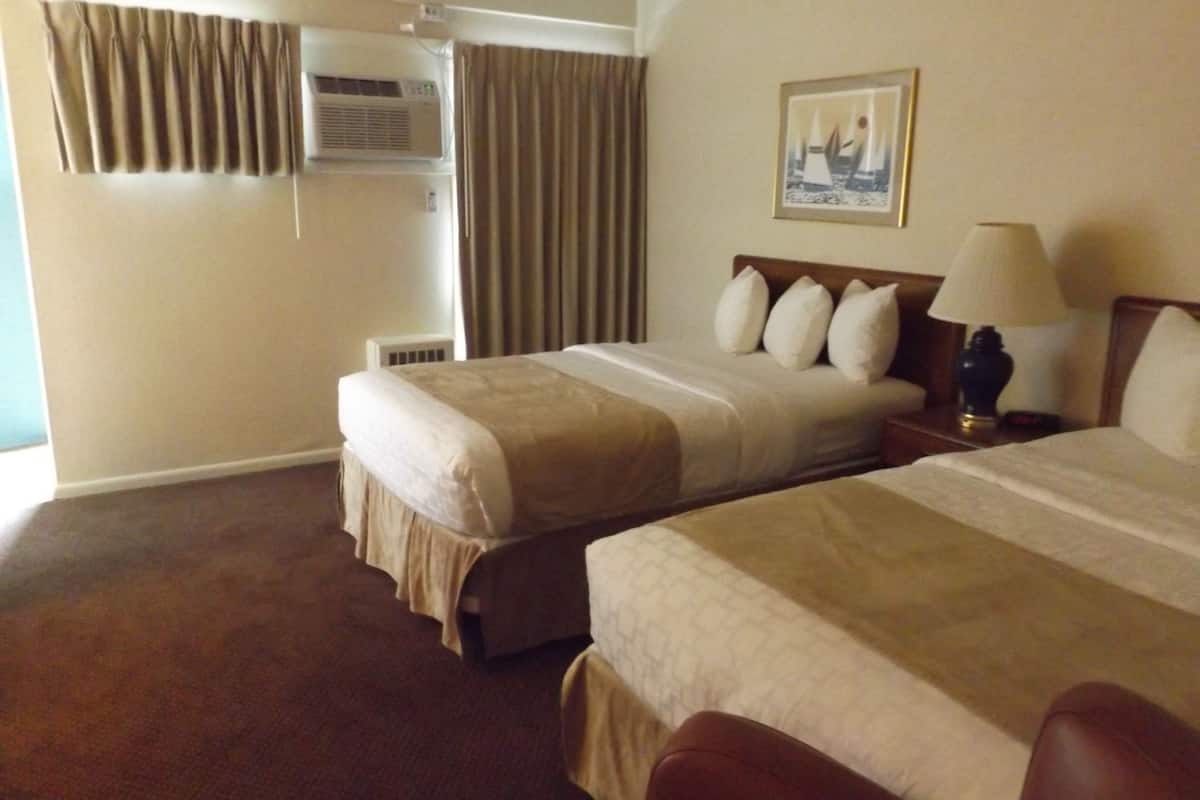 Peralatan tempat tidur premium, meja, langsir/tirai gelap terus