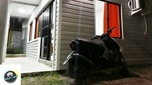 Een gebouw met een motorfiets ervoor geparkeerd.