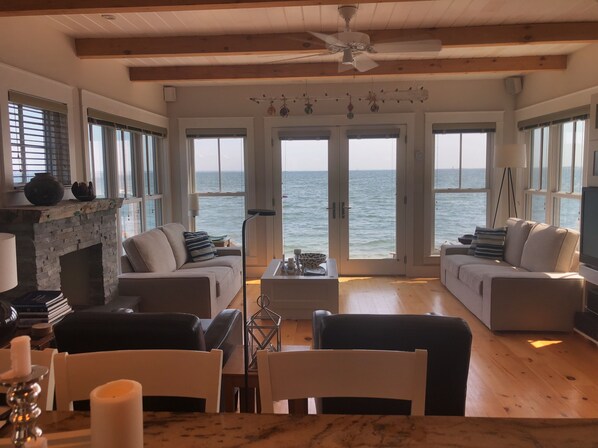 Téléviseur connecté, foyer, livres