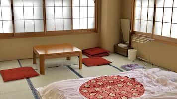 Habitación tradicional con 2 camas individuales, baño compartido (Japanese Style) | Wifi gratis