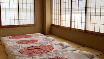 Japanese Style Quadruple Room with Shared Bathroom | Free WiFi