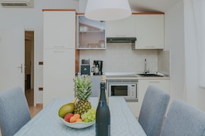 Réfrigérateur, micro-ondes, plaque de cuisson, lave-vaisselle