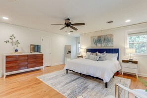 5 bedrooms, iron/ironing board, Internet, bed sheets