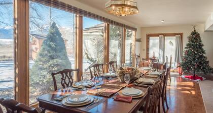 Grand Rambling Ranch House, en ville avec des vues sur MTN, Ă quelques pas des boutiques, restaurants et pubs