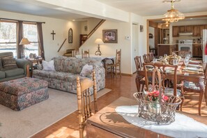 Smart TV, video game console, DVD player, books - Large Rambling Ranch House, In Town with MTN Views, Walk to Shopping/Dining/Pubs (Buena Vista)