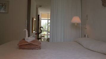 1 slaapkamer, een strijkplank/strijkijzer, reisbedje, gratis wifi