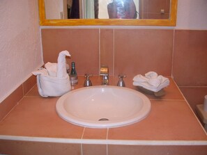 Duschwanne, Haartrockner, Handtücher, Toilettenpapier