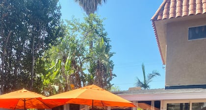 DISCOUNTED RATES! PRIVATE ESTATE SHORT WALK TO DISNEY POOL/SPA 4 MIN TO CON CRT