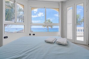 4 bedrooms, iron/ironing board, WiFi, bed sheets - ..it's your place!... (Los Cristianos)