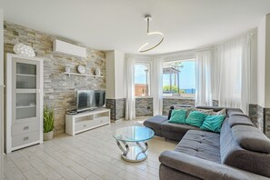 Fernseher, Kamin, DVD-Player, Tischtennisplatte