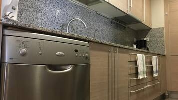 Frigorífico, microondas, horno y placa de cocina