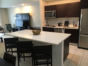 Refrigerador, microondas, parrilla de estufa y lavavajillas 