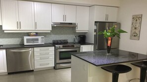 Microondas, lavavajillas, cafetera y tetera y utensilios de cocina 