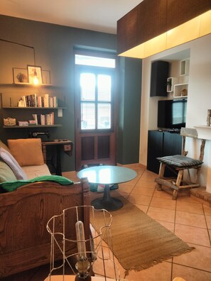 TV, fireplace, books - French House with character (Porto-Vecchio)