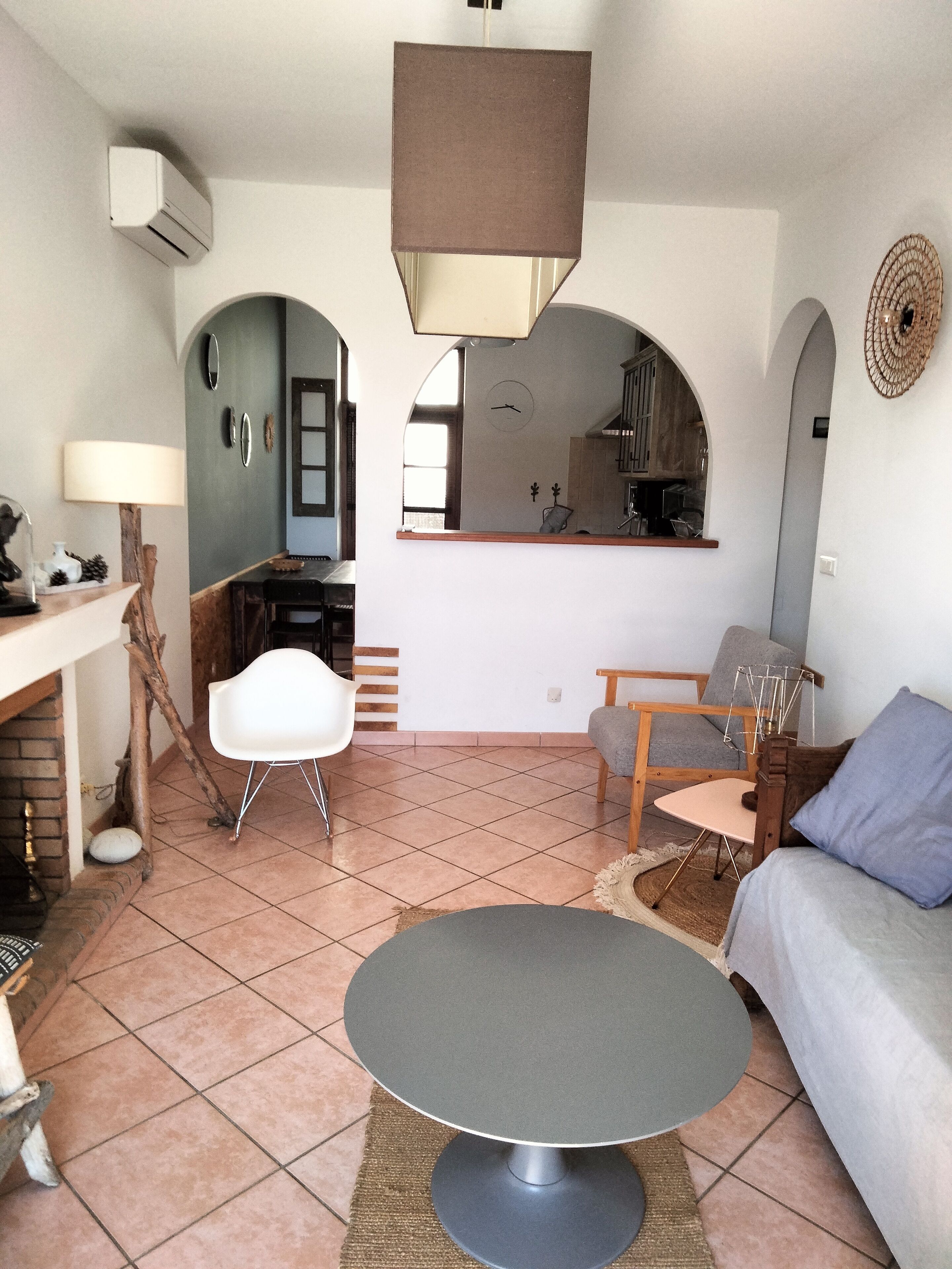 Téléviseur, foyer, livres