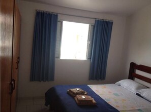 Quarto casal | Frigobar, escrivaninha, cortinas blackout, ferros/tábuas de passar roupa