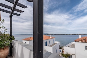 A coastal view with white buildings and a clear sky. - Villa SEAlia Elegantseasidein Spetses (Spetses)