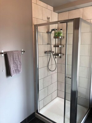 Dusch, hårtork, handdukar och tvål