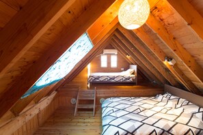 Private Vacation Home | Desk, free WiFi, bed sheets