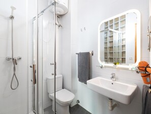 Ducha, secador de pelo, toallas, papel higiénico