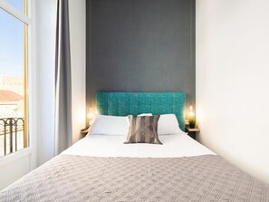 1 habitación, tabla de planchar con plancha y cuna de viaje 