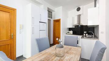 Een koelkast, een microgolfoven, een oven