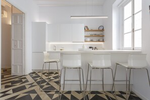 Een koelkast, een microgolfoven, een oven, een vaatwasser