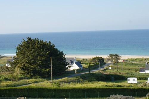 Beautiful house, beach walk, enclosed garden, wifi