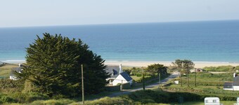 Beautiful house, beach walk, enclosed garden, wifi