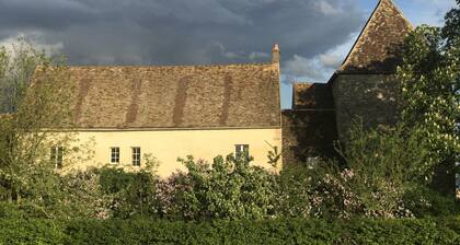 MANOIR fortifié avec pour horizon les champs à perte de vue