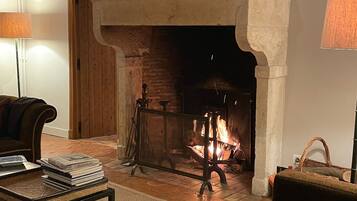 TV, caminetto, lettore DVD, libri