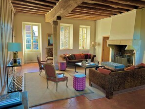 TV, fireplace, DVD player, books