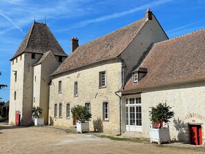 Exterior - Fortified manor with fields as far as the eye can see (Roinville)