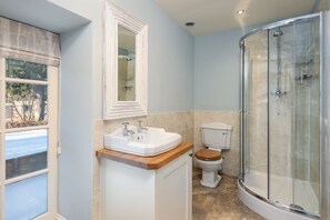 Ein Badezimmer mit Dusche, Waschbecken und Toilette.
