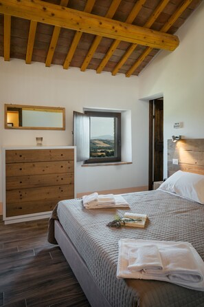 3 quartos, ferros/tábuas de passar roupa, Wi-Fi, roupa de cama