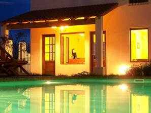 Hồ bơi ngoài trời, mở cửa từ 10:00 đến 20:00, dù/ô trên bãi biển/hồ bơi